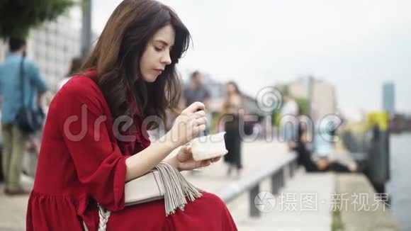 夏天，美丽的黑发女人在德国街头吃饭