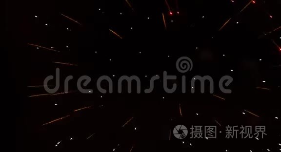 在夜空播放新年庆祝烟火视频