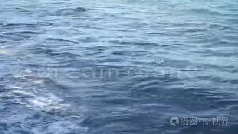 碧海中美丽的白浪视频