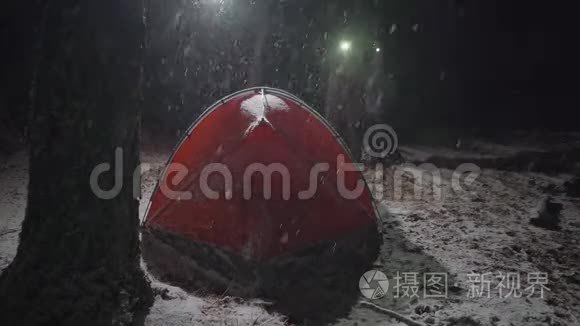 一对夫妇在一个下雪的夜晚在露营时交谈