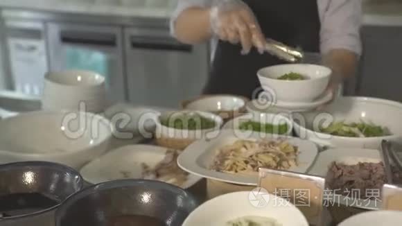 在所有的度假酒店餐厅，厨师把食物放在碗里吃自助餐。 餐厅食物