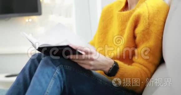 女人周末在家看书视频