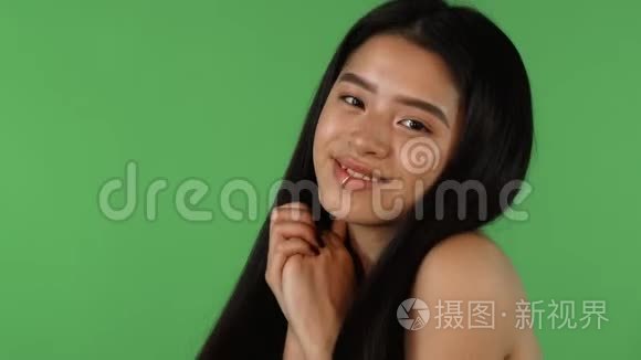 美丽的亚洲女人在绿色的月光下显得可爱和快乐