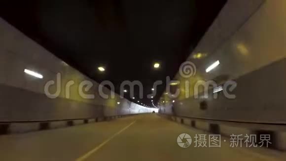 汽车从乘客的角度穿过隧道。 场景。 穿过隧道的车辆，司机