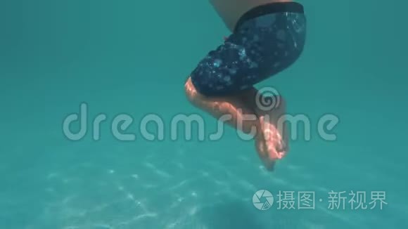 游泳池里有趣的水下腿视频