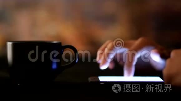 手使用手机与咖啡杯视频