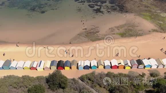 墨尔本布莱顿浴箱面向大海的空中飞行，多莉左移