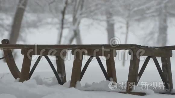 在木雪橇上下雪视频