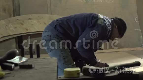 男匠在车间用工具加工新产品视频