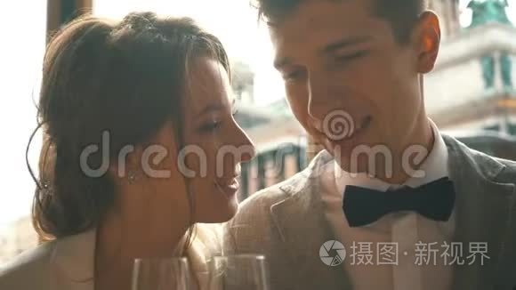 新婚夫妇在餐厅亲吻并喝香槟视频