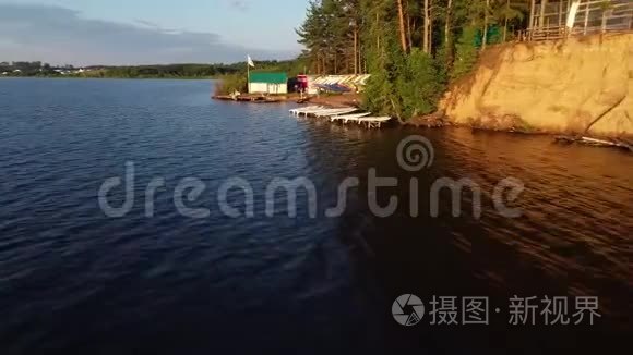 一对夫妇在蓝湖水中游泳的精彩空中镜头。