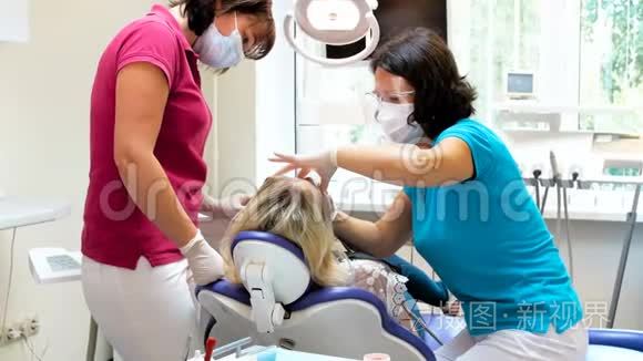 4k段女牙医处理躺在牙科椅上的病人