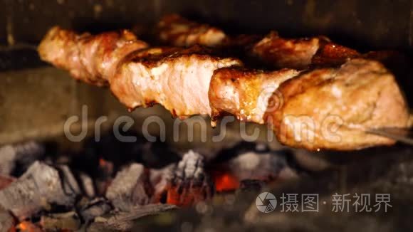 炭火烤架上烤制的脂肪滴视频