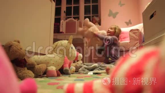 穿睡衣在卧室玩玩具的女孩视频