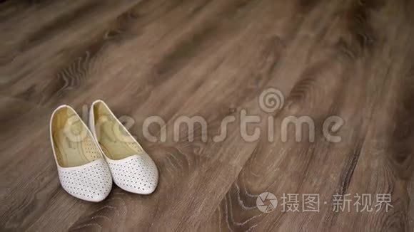 新娘的鞋子在地板上
