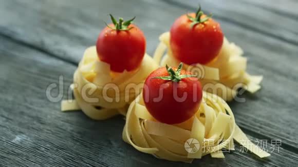 一串串的意大利面和湿西红柿