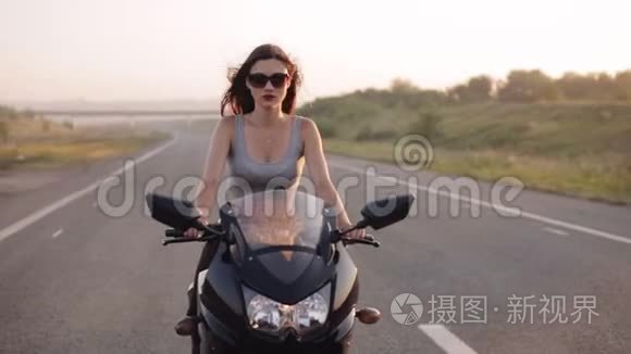 女孩骑摩托车在高速公路上视频