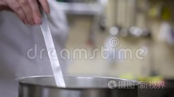 厨师在锅里搅动食物视频