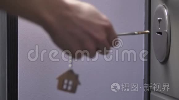 带钥匙的女性手锁或解锁门视频