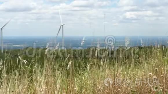 风力涡轮机在大自然中，峡谷和树木的天空背景，能源发电机自然友好。