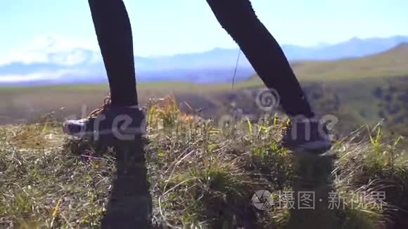 女足游客在近处游山玩水，慢悠悠