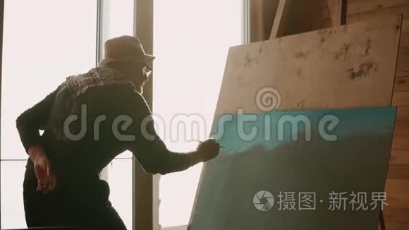 男艺术家正在画一幅画。