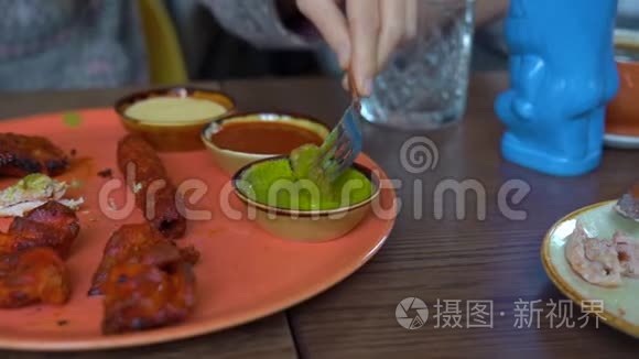 慢镜头年轻女子和她的家人在咖啡馆里吃印度菜