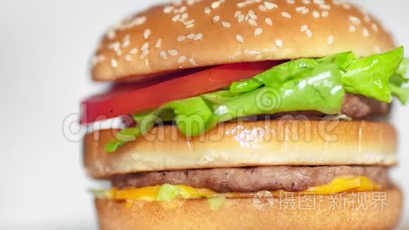 惊险镜头旋转多汁新鲜快餐汉堡或汉堡或芝士汉堡特写