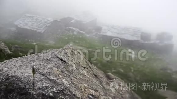 雾蒙蒙的高山村视频