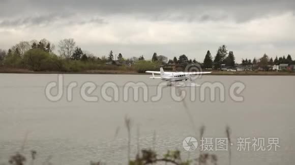 水平面浮石水面准备起飞视频