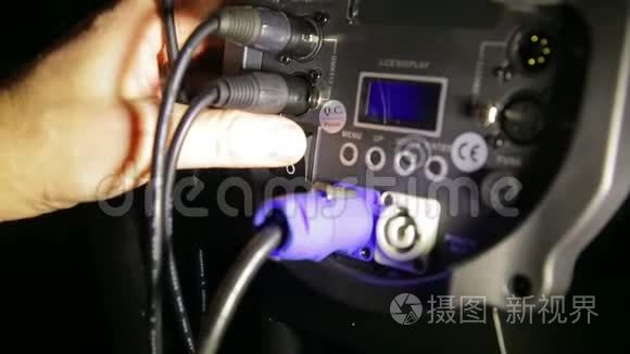 检查轮廓照明器的工作视频