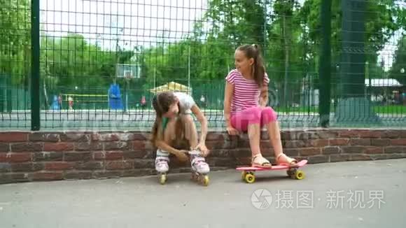 两个女孩在公园里活动视频