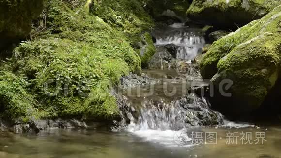 小溪流水岩阶.