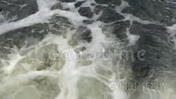 水质地中的空气气泡。 河流在堰上。 户外背景。