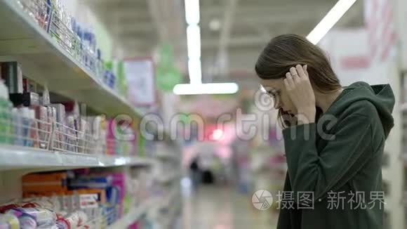 女性在大型超市购物视频