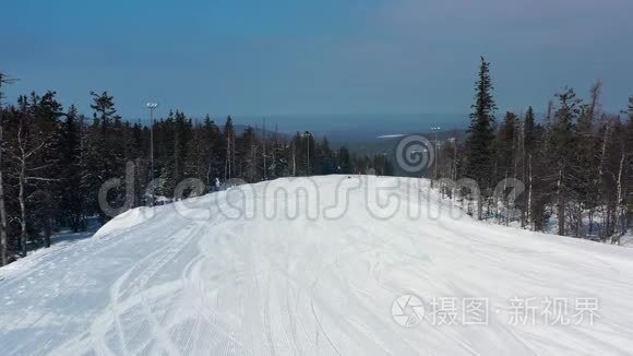 全景观运动度假村度寒假，健康生活方式理念.. 录像。 人们滑雪和滑雪