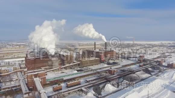 工厂烟囱冒烟污染空气鸟瞰图视频