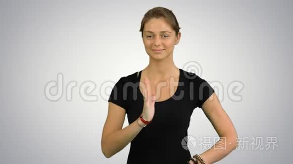 女人用Namaste Mudra的手势冥想，闭着眼睛看着白色的背景