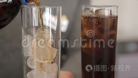 酒吧老板把苏打水倒入一杯冰中视频