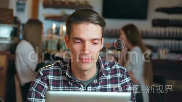 年轻人在咖啡馆里用平板电脑
