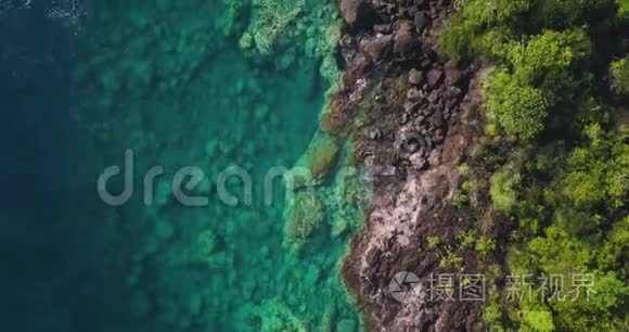 鸟瞰热带天堂海岸线在一个加勒比岛上，绿松石水和小浪冲击岩石