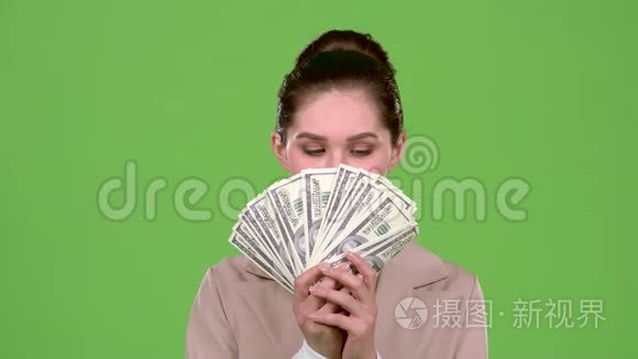 女人收到了一笔大交易的纸币。 绿色屏幕。 慢动作