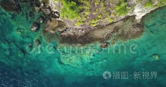 鸟瞰热带天堂海岸线在一个加勒比岛上，绿松石水和小浪冲击岩石