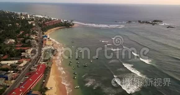 沿海城镇及其海滨的热带景观视频
