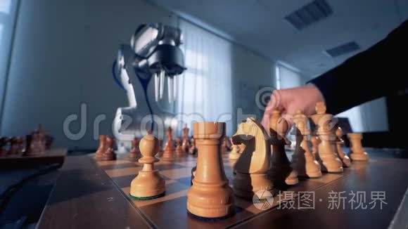 由人的手和机械手臂将棋子靠近视频