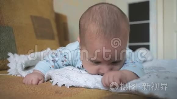 刚出生的饿婴儿吃自己的手