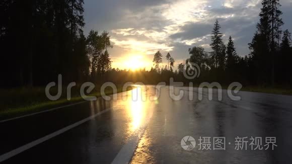 在夕阳西下的雨天路上行驶视频