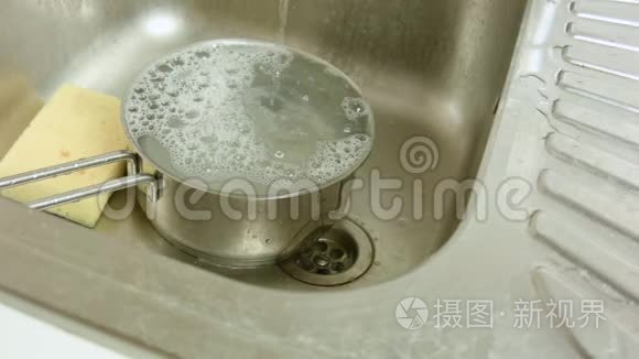 水流入厨房水槽的排水沟视频