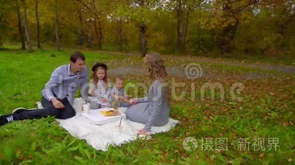 一家人在秋天公园野餐吃薯条视频