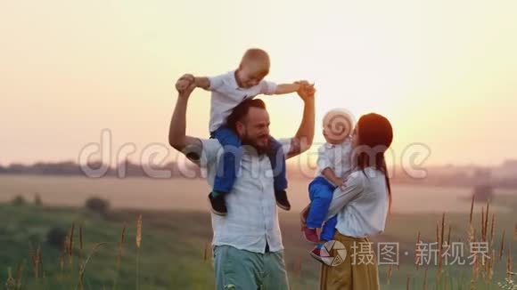 快乐的孩子和他们的父母一起快乐的阳光，生活的自然和新鲜的空气